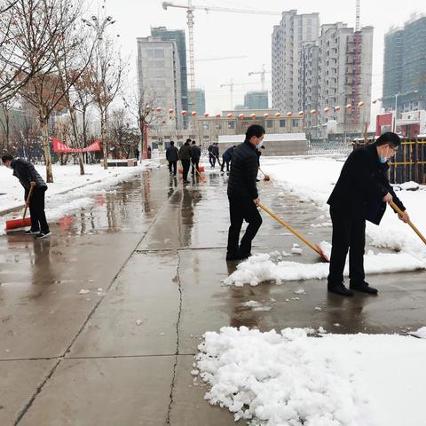 喜降瑞雪兆丰年  清扫积雪保平安