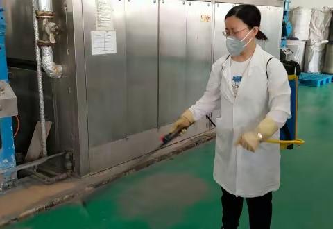 洗涤车间的抗疫女卫士