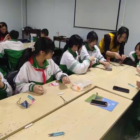 八五班制作香囊活动