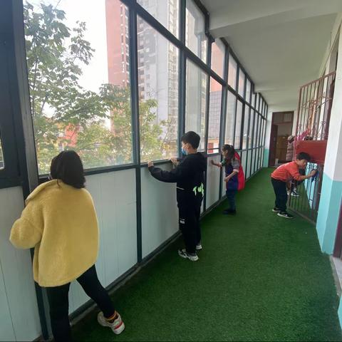 筑牢卫生防线 创建文明校园                                          ——人民路小学开展校园大清洁活动