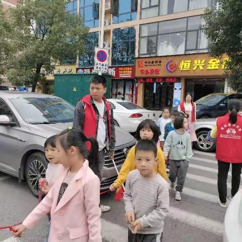 做孩子们上下学的守护者——记一（9）班护岗执勤