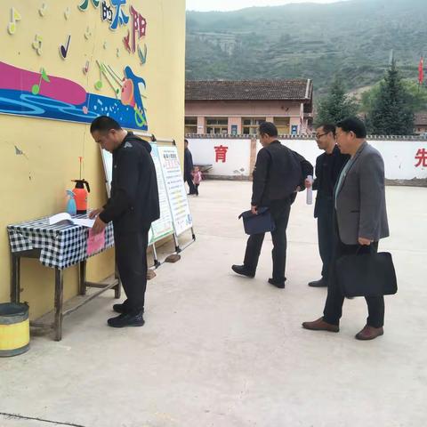 抓落实      开新局      谋全篇 -----教育局包片领导和包乡干部对我学区进行开学督查