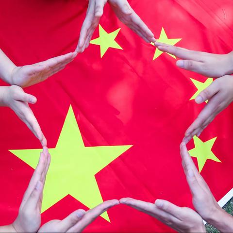 喜度国庆 情满中国 ——库尔勒市第二十中学“我和国旗合个影”主题教育活动