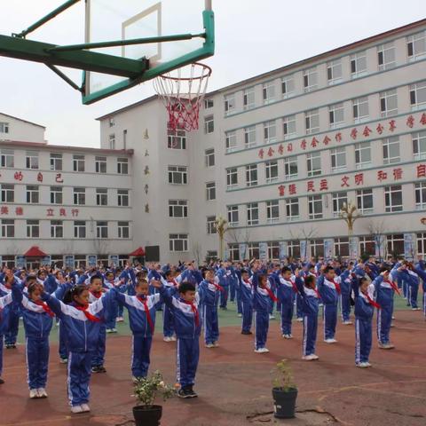 七彩阳光润身心 飒爽英姿恰少年 ——二实验小学队列队形广播操比赛纪实