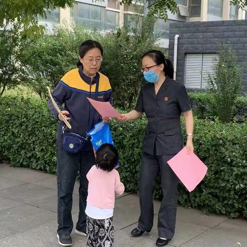 西里街道时光街社区联合桥西法院开展全民国防教育宣传活动