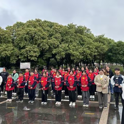 麦岭初中组织师生开展“缅怀革命先烈·传承红色基因” 清明节祭扫主题活动