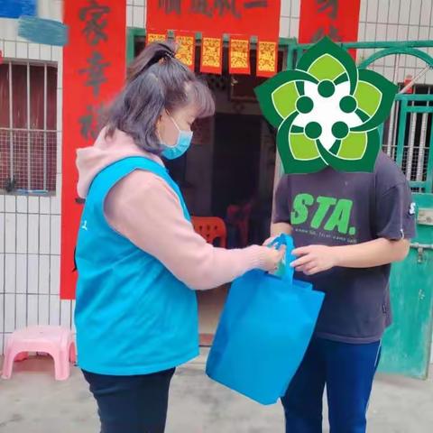 情系困难儿童，捐赠爱心文具