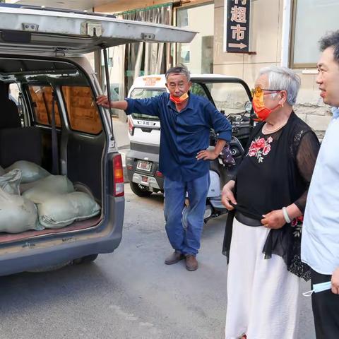 酷夏送西瓜，情暖医者心！拥军妈妈为驻马店正骨医院医护人员送来清凉