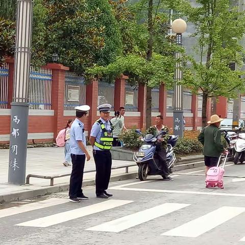 民主派出所干警为学生安全出行保驾护航