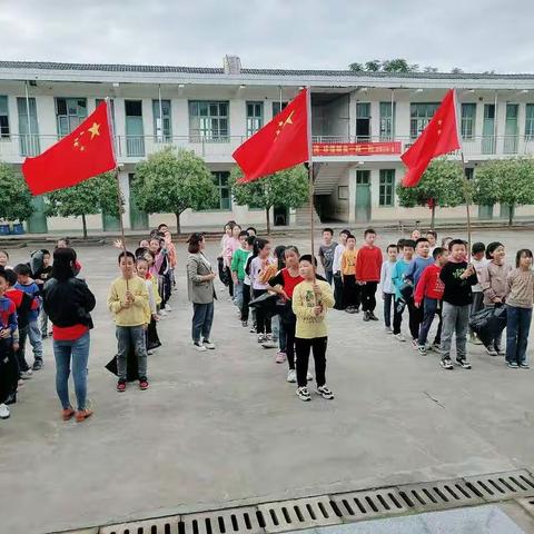中黄小学开展“保护环境，从我做起”捡垃圾活动