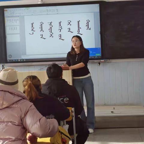 经棚蒙古族中学初二年级组召开家长会