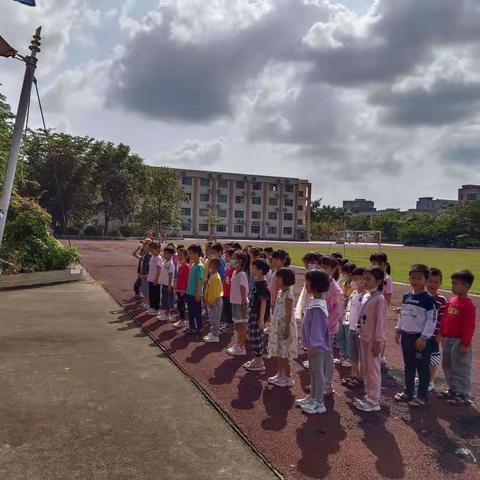 推门听课  以听促成长——记海口市桂林洋中心小学综合组推门听课活动