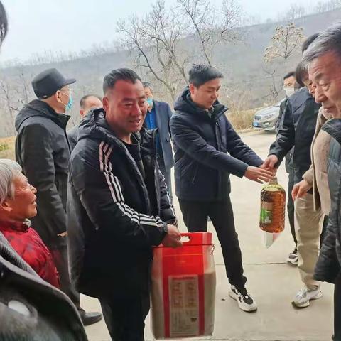 铜川市印台区慈善暨扶贫协会联合区煤炭局深入农村慰问困难群众