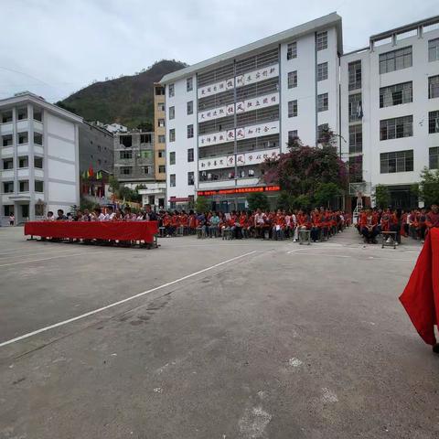 巧家县小河中学举办“小我融入大我，青春奉献给祖国”主题演讲比赛