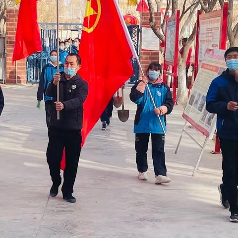 五十团青湖社区      学习雷锋精神 做小小志愿者——开展学生进社区清理环境卫生活动