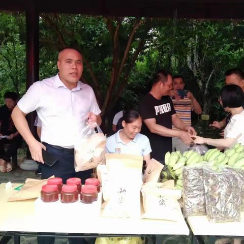 [我为自贸港建新功 ]县工商联参加农民丰收节消费助农增收活动