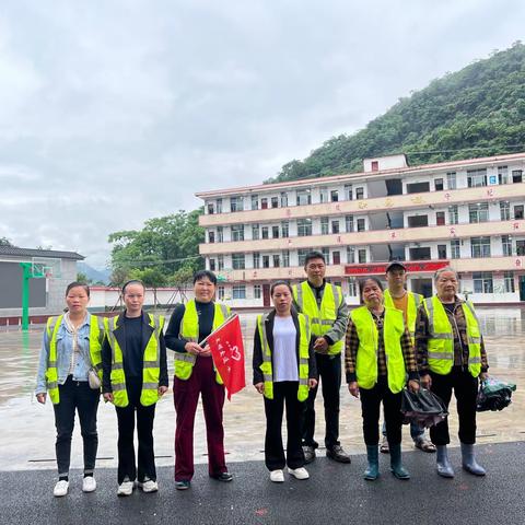 因爱而来 不畏风雨 用心呵护——记融水镇中心小学三（2）班家长义工日