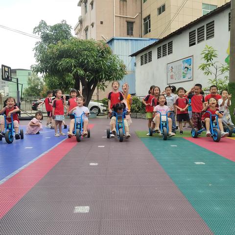 幼儿园一日生活                                   中一班的精彩瞬间