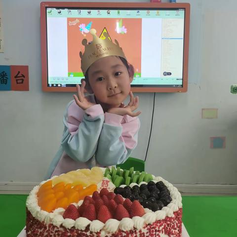 美育幼儿园祝武佳佩小朋友生日快乐🍀