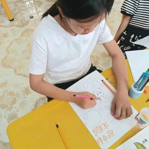 “童伴妈妈”们通过组织孩子们一起开展绘画，手工活动让孩子们用自己的双手绘画祖国美好未来