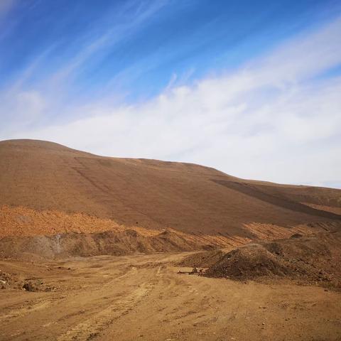 西乌旗自然资源局实地检查闭坑矿山地质环境治理工作