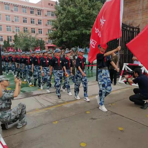 雨中徒步拉练    磨砺顽强意志 ——五中首届航空班军训掠影