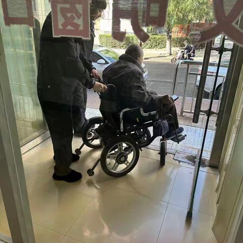 老人行动不便办证难 民警贴心服务暖人心