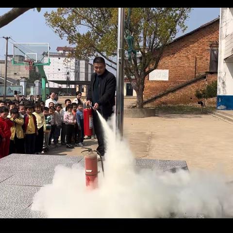 “防火防震演练，共筑安全防线”———东塘乡新建小学防火防震安全疏散演练