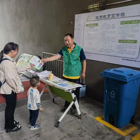 “可回收物重利用，共同建设好花园”万科金域国际花园可回收物宣传活动。