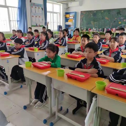 【关爱学生 幸福成长】阳光午餐提品质 健康美味共分享