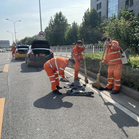 快速清理事故遗撒  还道路整洁通畅