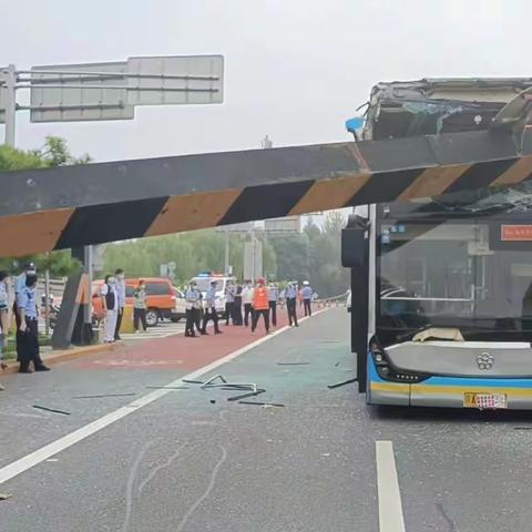 快速应急响应 还原道路整洁畅通