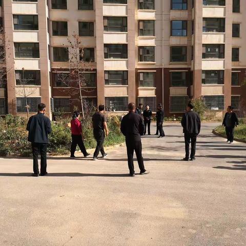 高铁新区城管高寨街道，小寨、下寨村两委和小区物业一起整治小区环境卫生