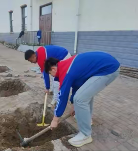 红花绿草满园栽,风送花香蝶时来----涝洲中学校五一劳动节植树活动