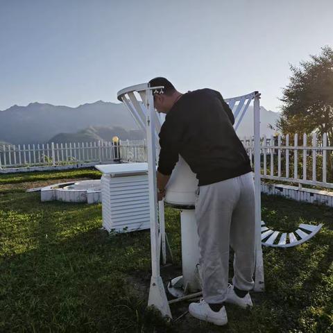 紫阳：维护称重式雨量传感器