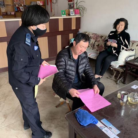 网格员宣传发放《关于依法处理信访活动中违法犯罪行为的通告》