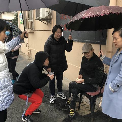 雨中见真情 居民在我心                            —居委联手送“摔跤”老人回家