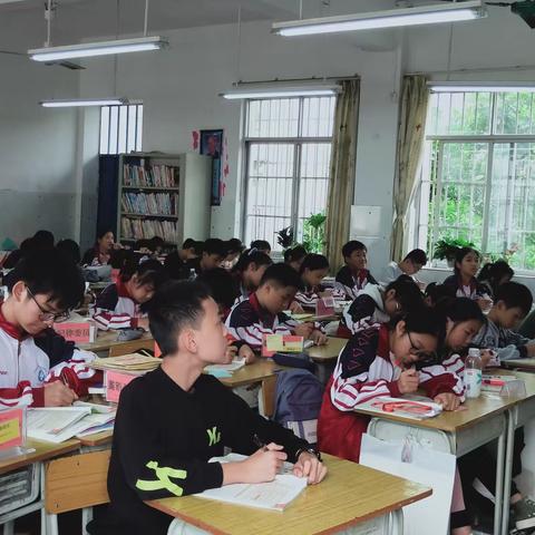 凝心聚力，共谋新篇－横州一中七年级备课组教研活动精彩纷呈