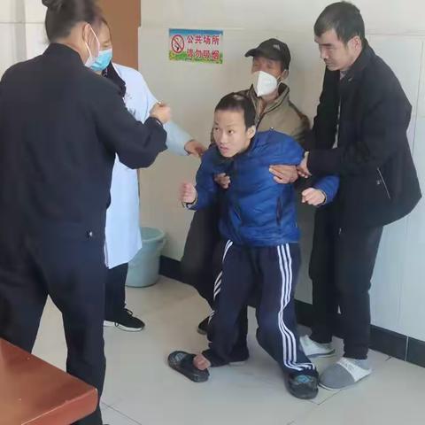 户籍民警前往医院为特殊病人办理身份证