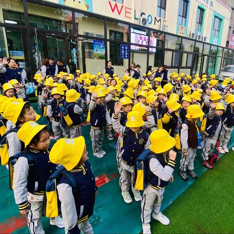 【京师幼学幼儿园】                                        秋寻——半日野外探寻活动