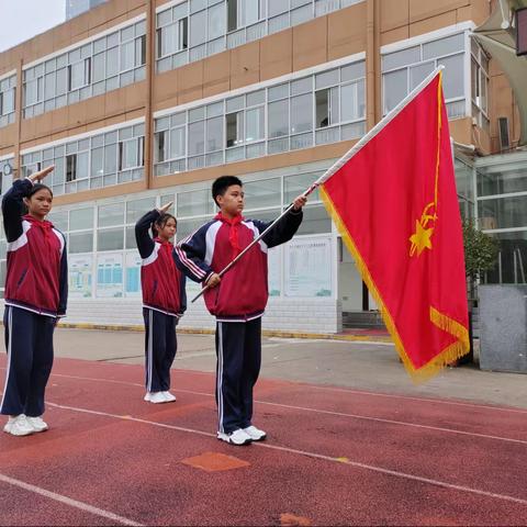 学习二十大 争做好队员——西安市城南中学举行新队员入队仪式