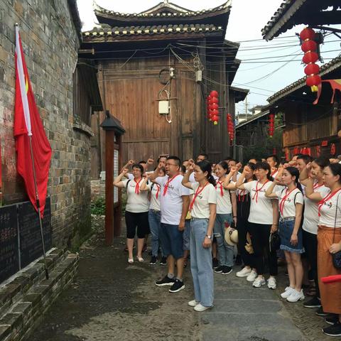 走红军路  过红军桥