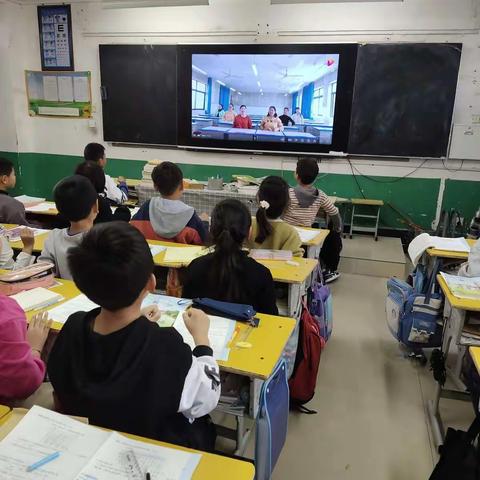 “双减”下——梁寨小学“桌”而不凡，多彩课桌。