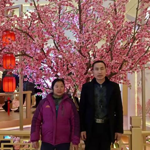 在世俗的洗礼中，彼此欣赏分享，把爱送给心的相通，情的互融，共同托起心灵港湾，为明天的航行，保障，温馨灿烂