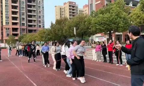 “绳”采飞扬 跃动健康——南雄市第一小学举行庆祝“三八”妇女节跳长绳活动