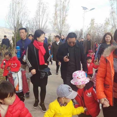 庄浪县第三幼儿园小八班“秋天的畅想”主题活动精彩瞬间       制作:小八班李佳浩家长
