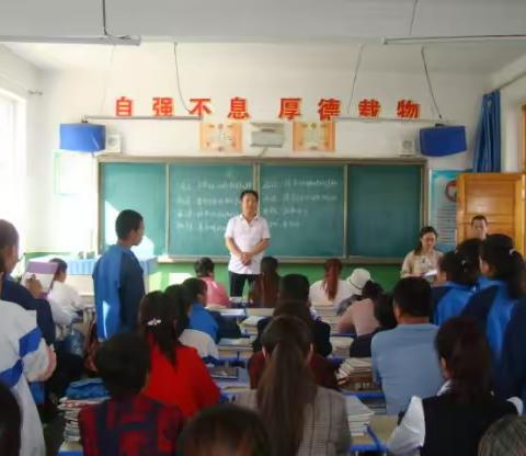 家校联盟共建和谐社会；师生同心争创文明校园！2019-2020学年良邑中学第一学期开学家长会