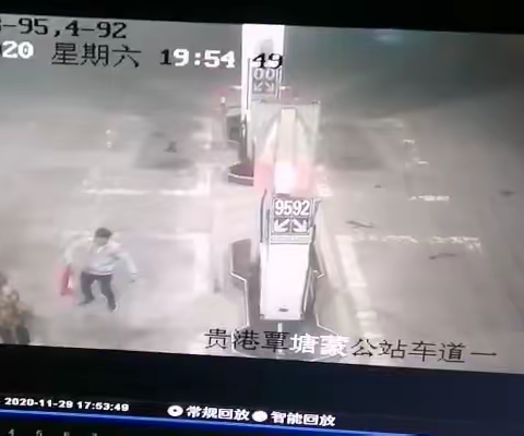贵港覃塘中石化蒙公加油站旁车辆着火员工反应机敏获赞