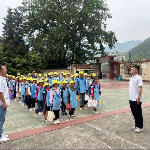 梁平区竹山镇小开展“少年凌云志，扬帆赴前程”的孩子研学旅行。