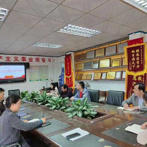 龙岗区华城学校学习十九届六中全会精神，党员教师畅谈心得体会